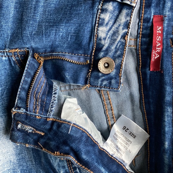 Distressed skinny Jean. - Picture 3 of 5